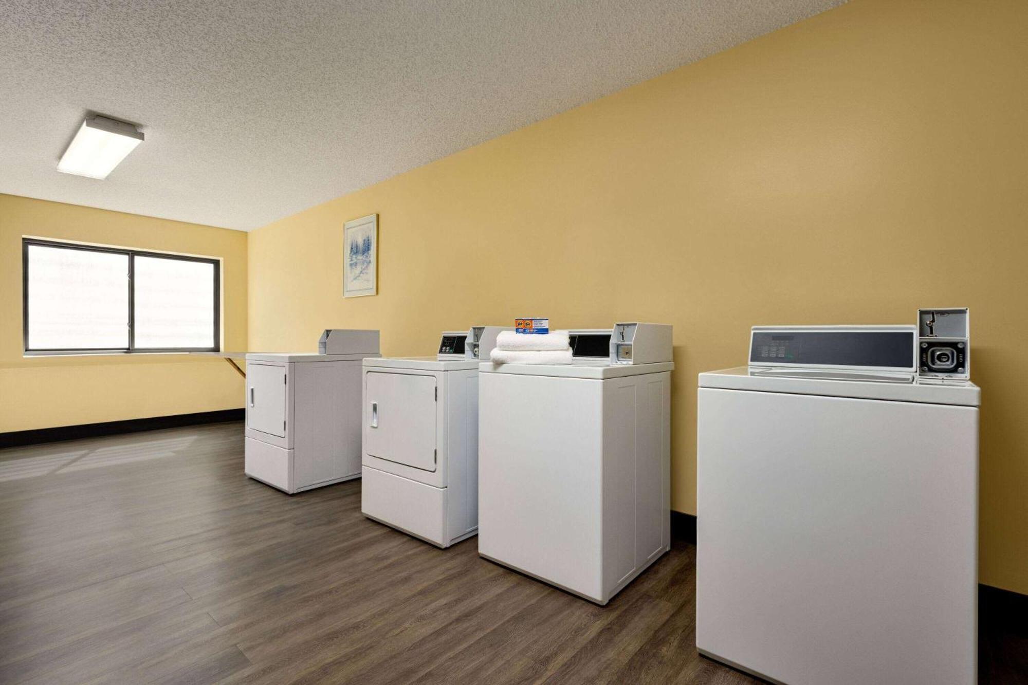 Days Inn By Wyndham Карбондейл Екстериор снимка